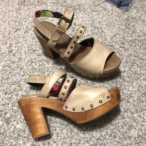 Size 8.5 leather Roan sandal